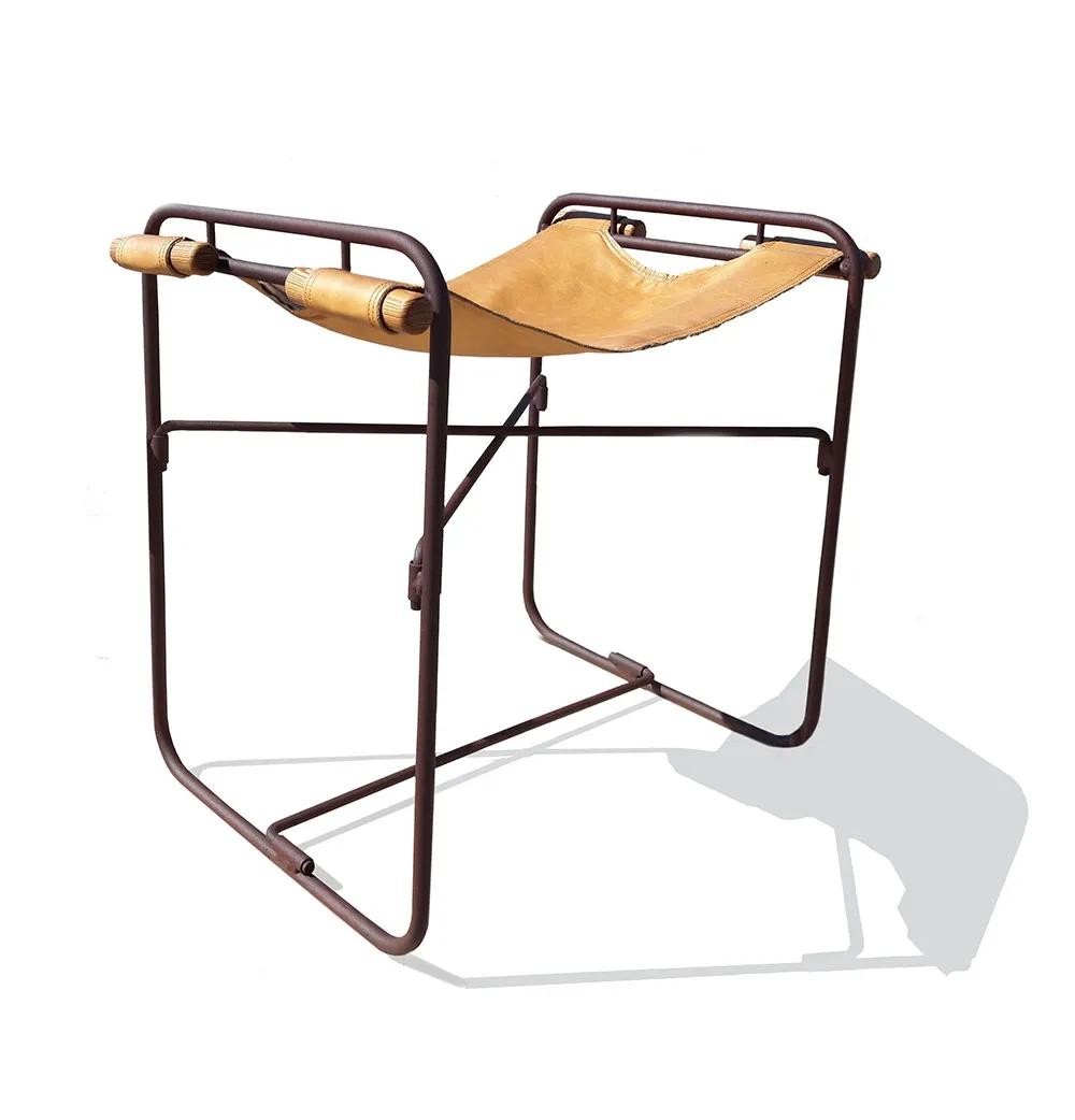 Banco Boiadeiro - Couro - Portátil - Aço Carbono - 48x38x50 - Design Autoral Brasileiro