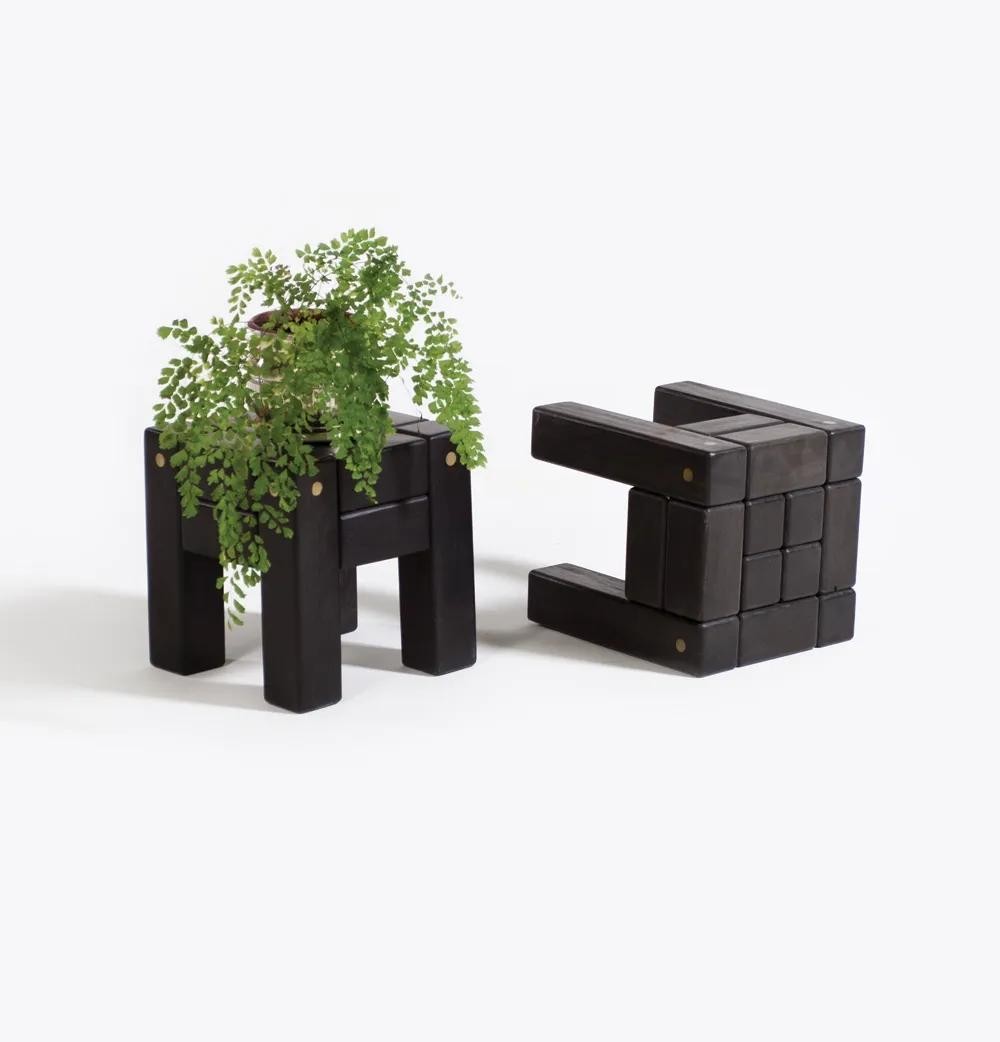 Banquinho Zinho Ebanizado - Freijó e Latão - Design Autoral Brasileiro